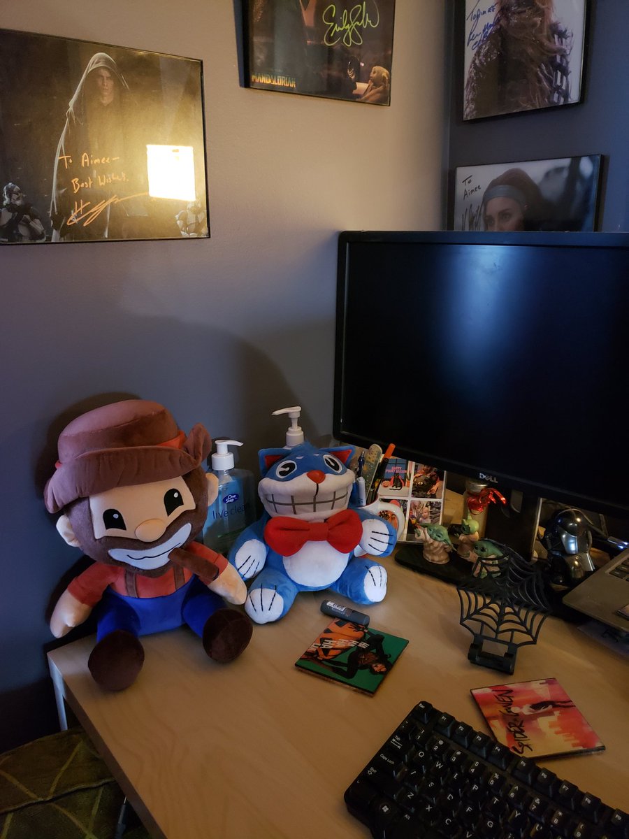 AimeeHudson's tweet photo. @Oxhorn Look who made it all the way to Canada today! Have him on my home office desk, next to my Mr. Fuzzy. ❤ https://t.co/hLlGU7V3VL