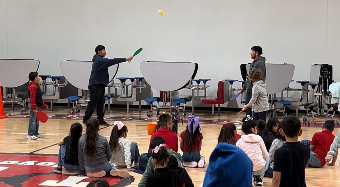 ellizgarcia10's tweet photo. Our student teachers, Mr. Rodriguez and Mr. Soria, did an exceptional job with our 2nd grade PE class. They explained, modeled and monitored each station. Always with a smile and a positive attitude! 🥰 #TISD_EduProgram #TISDProud https://t.co/DKYNakrch5