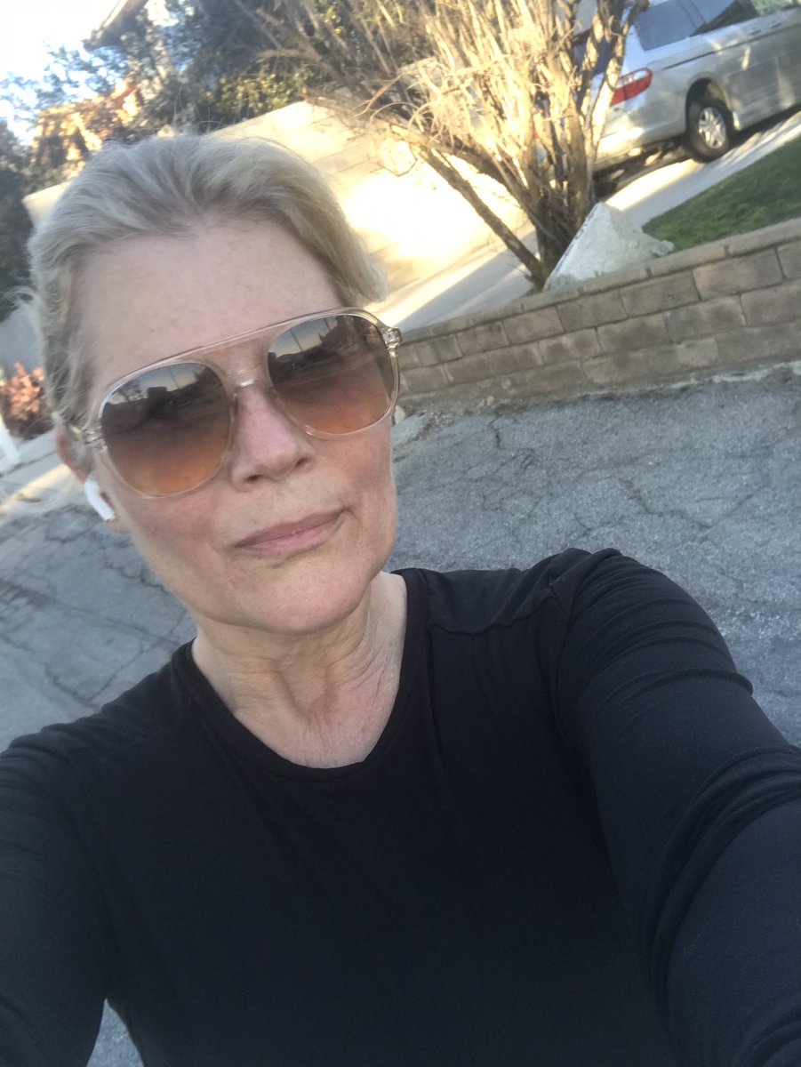 LeighHelberg's tweet photo. 5 miles. Sucked. I have no choice. #RunningForMyLife #RunninginDresses #lymphedemaSucks https://t.co/JJEuKGJ0Zh