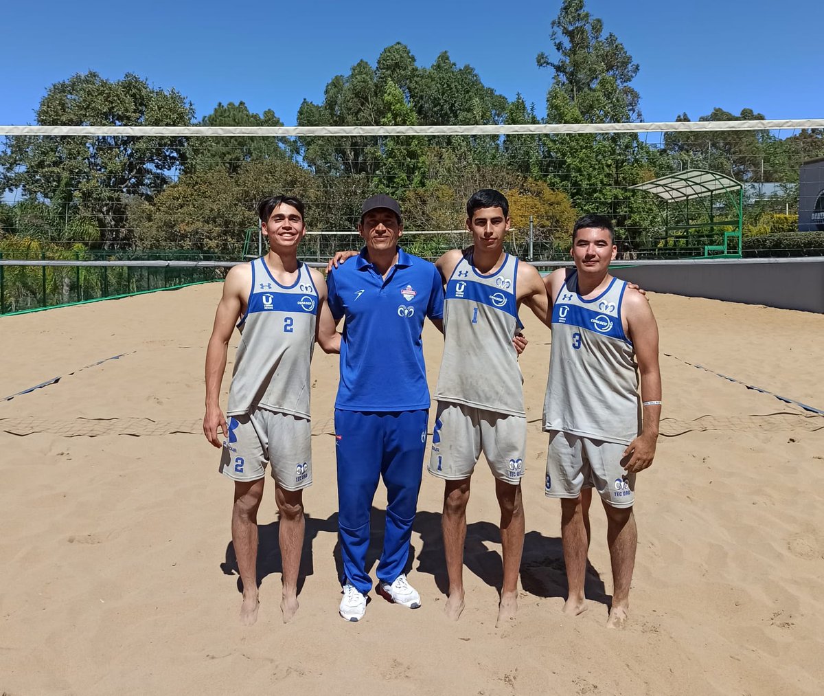 BorregosQRO's tweet photo. ¡Refrendarán el campeonato!🏐🏐
Tras imponerse en sus dos partidos de etapa clasificatoria 2 sets contra 0, nuestro equipo Varonil Juvenil C de Voleibol de Playa, actual campeón, logró su pase al certamen Nacional CONADEIP. 👏💪
#SomosBorregos #SoccerQRO #TecLiFE #HazloÉpico https://t.co/g0iNpRDHS1