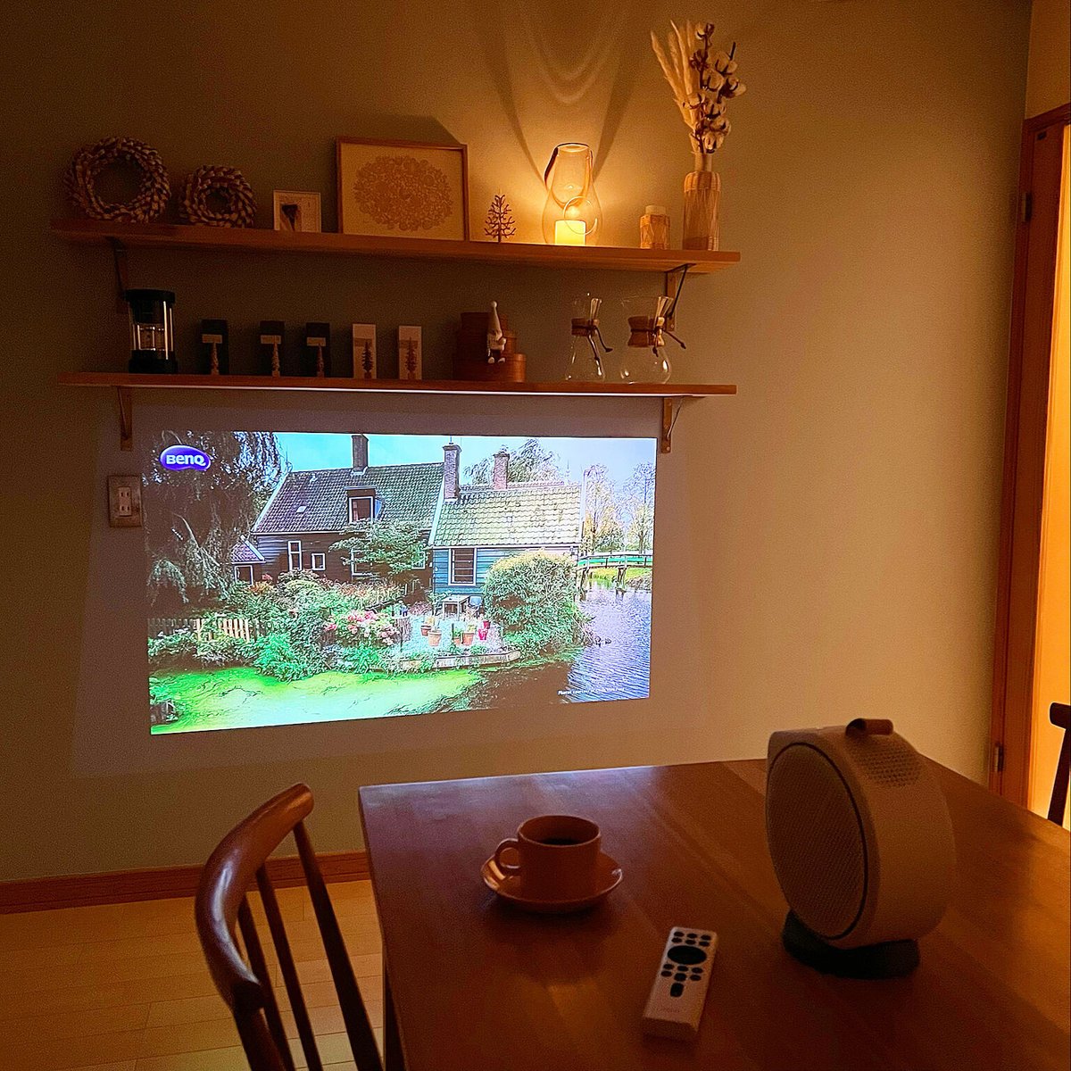 BenQJapan's tweet image. ／
理想の #プロジェクター部屋紹介 第3弾✨
＼

白く、コンパクトで可愛らしいデザインのため、インテリア家電としても大活躍間違いなし！

引っ越しや模様替えの機会に、是非ご検討ください🙌
#BenQ #GV30
benq.com/ja-jp/projecto…