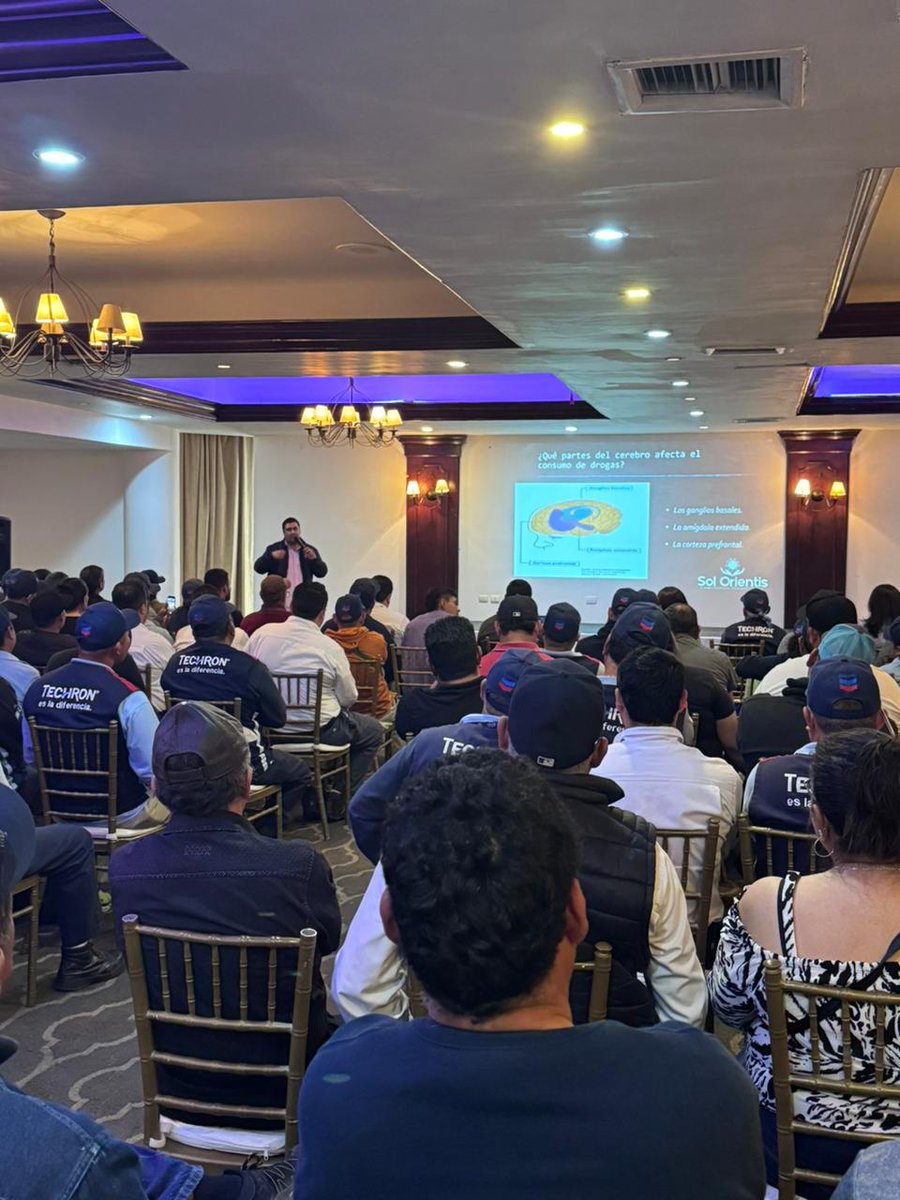 JFLagarda's tweet photo. El día de hoy tuve la oportunidad de presentar,  ante 300 empleados de gasolineras #Chevron, la conferencia "Comprendiendo los aspectos de las adicciones", fue una gran experiencia!!! 

Agradecido con Chevron y con mi amiga Myrla Valenzuela por la confianza!!!

#SolOrientis https://t.co/uvFH0cXm0r