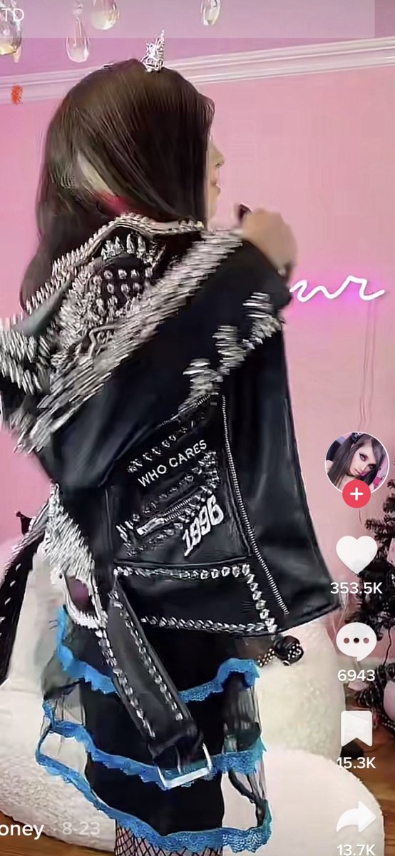 Isitonrainbows's tweet photo. @ThreeDailey @Eugenia_Cooney  is bald. This is why she is always pawing at her hair and is always styled in those weird ponytail things. https://t.co/eZxIZNeeHA