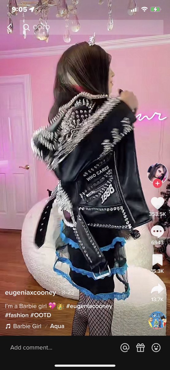 Isitonrainbows's tweet photo. @ThreeDailey @Eugenia_Cooney  is bald. This is why she is always pawing at her hair and is always styled in those weird ponytail things. https://t.co/eZxIZNeeHA