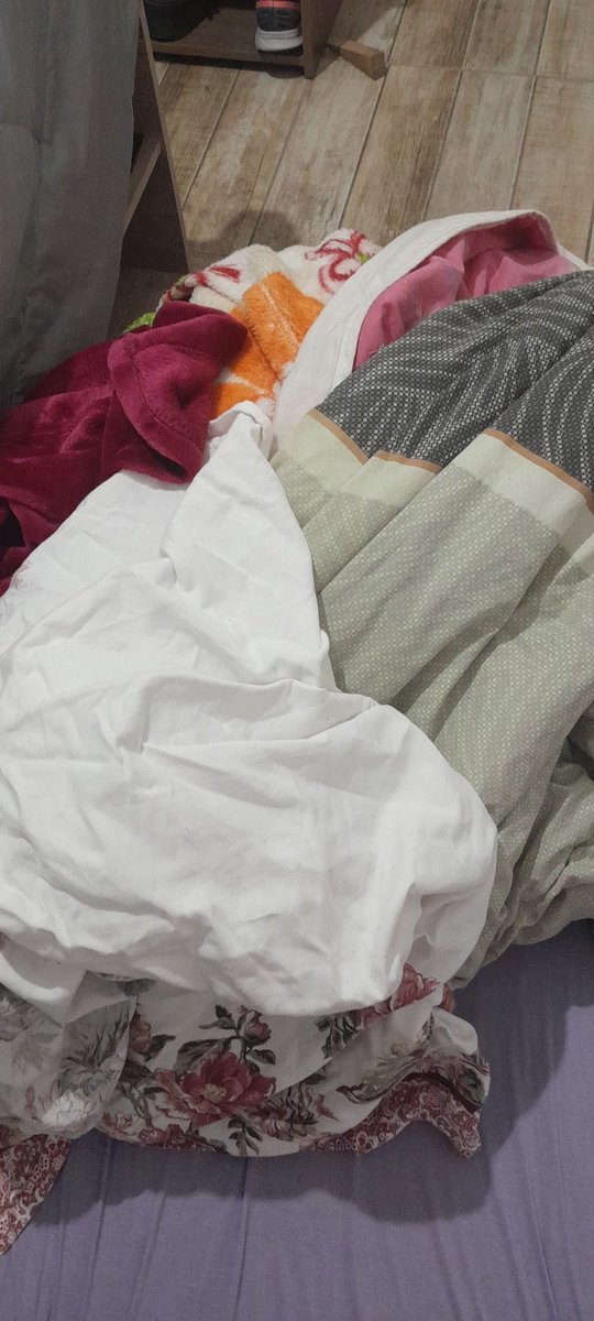 manuz3nha's tweet photo. Pov: vc veio dormir na casa da sua prima dps de reclamar que passou frio da última vez https://t.co/EiM98VEjEl