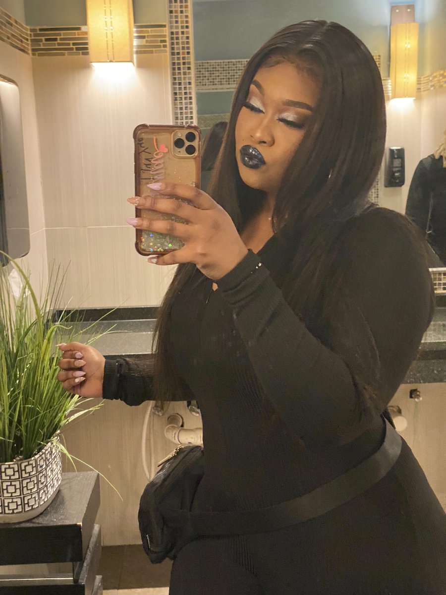 rjanae19's tweet image. Black represents elegance, wealth, restraint, and power🖤✨ #getintoit💋