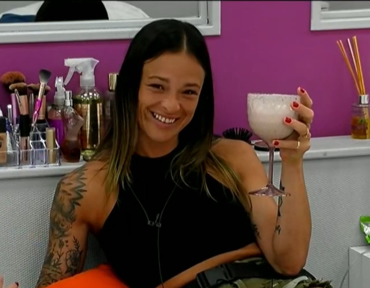 Los que vemos GH y estamos bien de la cabeza y no idolatramos a ningún jugador, sabemos que Agostina fue BUENA amiga con Furia, la bancó siempre y lamentablemente fue traicionada. Hoy mostró ovarios y se perfila para llegar lejos.

#GranHermano