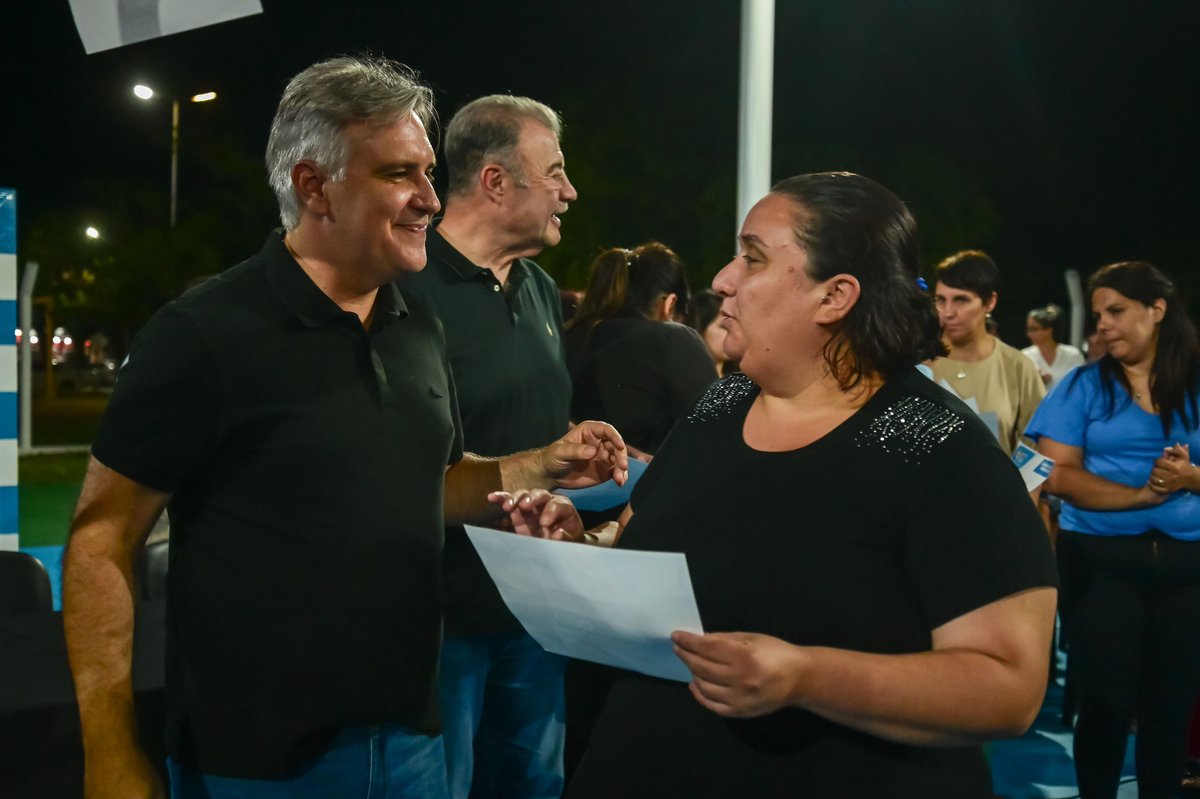 gobdecordoba's tweet photo. ✅ Además, el gobernador entregó créditos del #BancoDeLaGente y #MásVidaDigna para vecinos de #RíoSegundo y oficializó un aporte para la organización de la 4° edición del festival Xanaes Canta🤝. #SeguimosHaciendo https://t.co/1pi3RM2x4g