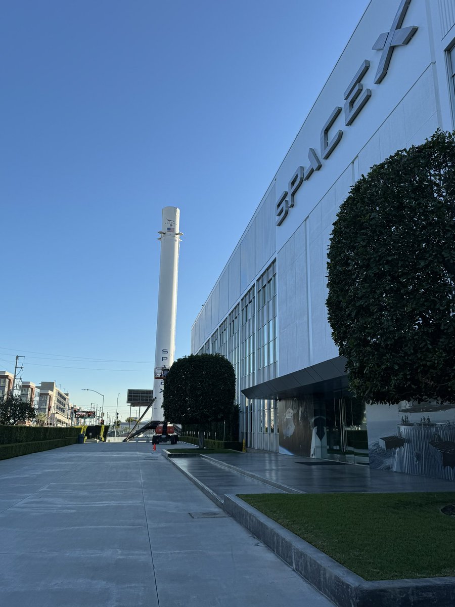 DespinaPan's tweet photo. Feeling inspired after visiting @SpaceX today! Exciting things in the pipeline, especially with Tototheo’s collaboration with Starlink and its game-changing impact on global connectivity. Plus, got a glimpse of a brand new Falcon 9! 🙀🚀✨
#FutureIsNow #satcomms #Innovation #Starlink @Tototheo_Ltd @Starlink