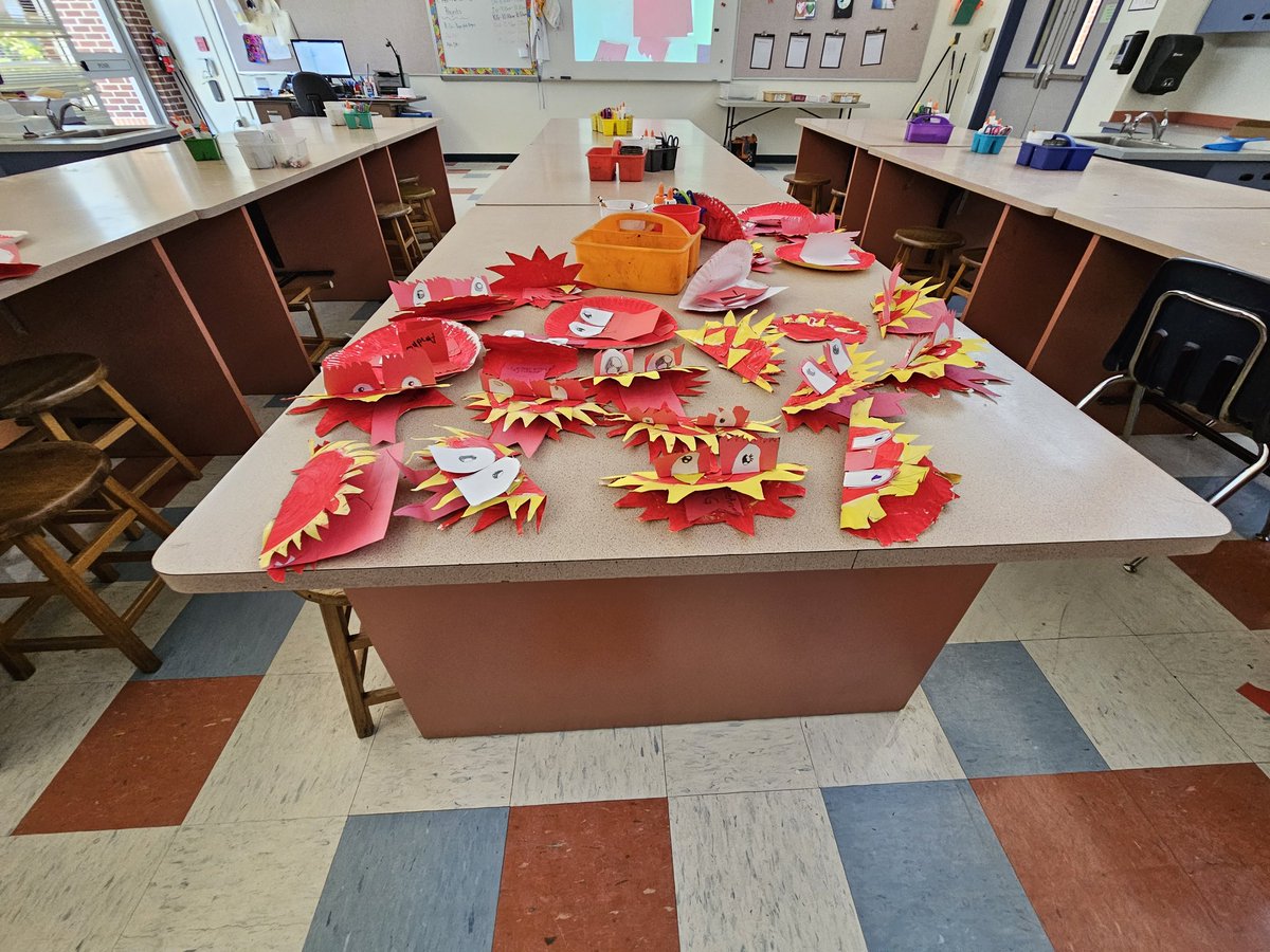 Kinder and 1st are finishing up their paper plate dragons to ring in the Lunar New Year!! They have done an amazing job!! I absolutely love them!! 新年快乐！！
#ccpsfinearts #elementaryart #LunarNewYear2024 #paperplate #paperdragons