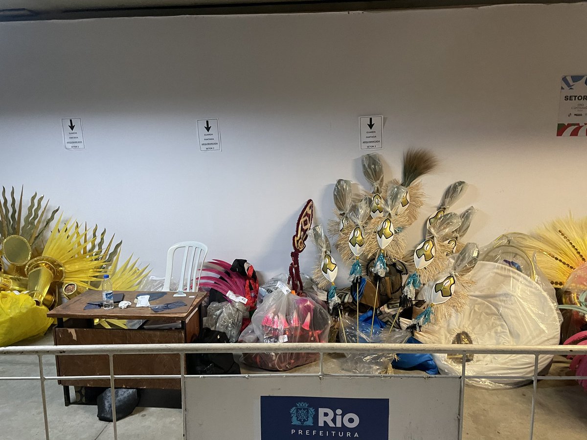 AirtonJesus's tweet photo. DESRESPEITO COM O FILIÃO DESFILANTE!
O guarda volumes para fantasias que fica na entrada das frisas, não pode-se guardar fantasias dos  desfilantes que pagaram às frisas (ingressos mais caros).
ALO @ProconRJ @eduardopaes @claudiocastroRJ @OGlobo_Rio 
@RioCarnaval @jornalextra https://t.co/lOYu5EzS9e