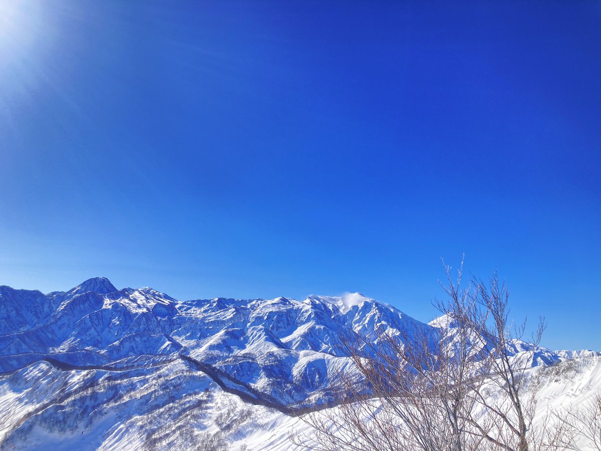 winter_murakami's tweet photo. 三連休前半は沖縄、最終日は新潟県ロッテアライでスノーボードの弾丸旅行。冬山って夏より青いの知ってた？雪が被さった山の白さがより青を際立たせている。これ見る為にスノーボードしていると言っても過言ではない。 https://t.co/q8EFk3Ii8L