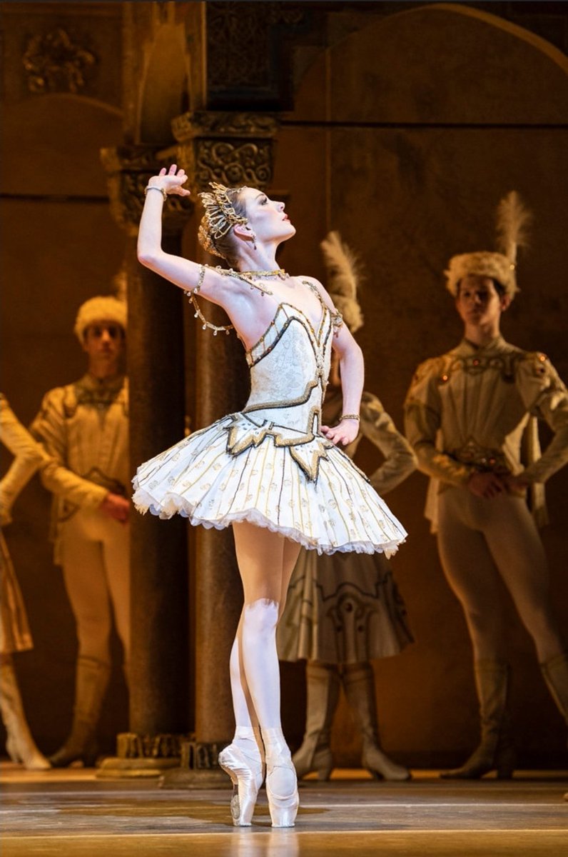 Hi everybody in wish you a beautiful #TutuTuesday in the 📸 Sarah Lamb in Raymonda Act III from Royal ballet at Royal Opera house 📷 Flickr (re-post because misspelled word)