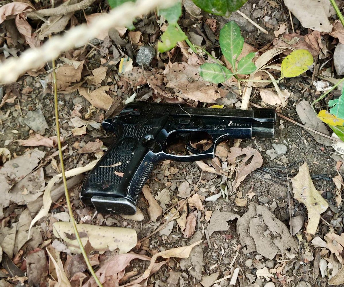 Ante la efectividad del #PlanControlTerritorial y #GuerraContraPandillas, más armamento ilícito está siendo abandonado por estructuras criminales. 

En diferentes acciones a nivel nacional, ubicamos:

-Un fusil calibre 9 mm con 4 cartuchos y un fusil calibre 22, en cantón Hoyos,