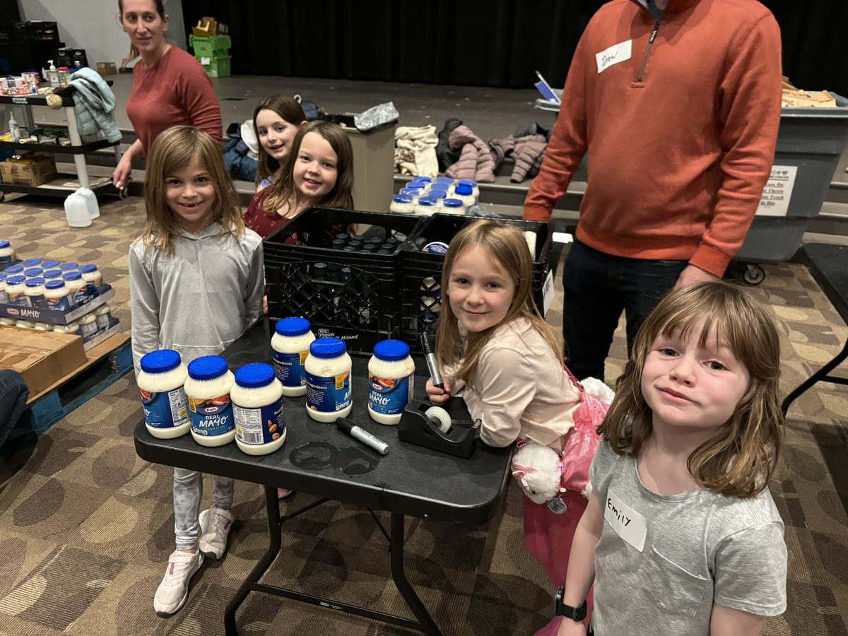WolfgangClass's tweet photo. The Wolfgang Gang "valenteered" at the @GraceChurchIN Care Center this evening. Look at these @WoodbrookCCS 🦁 helping hands. ❤️ https://t.co/tlMiZHICKd