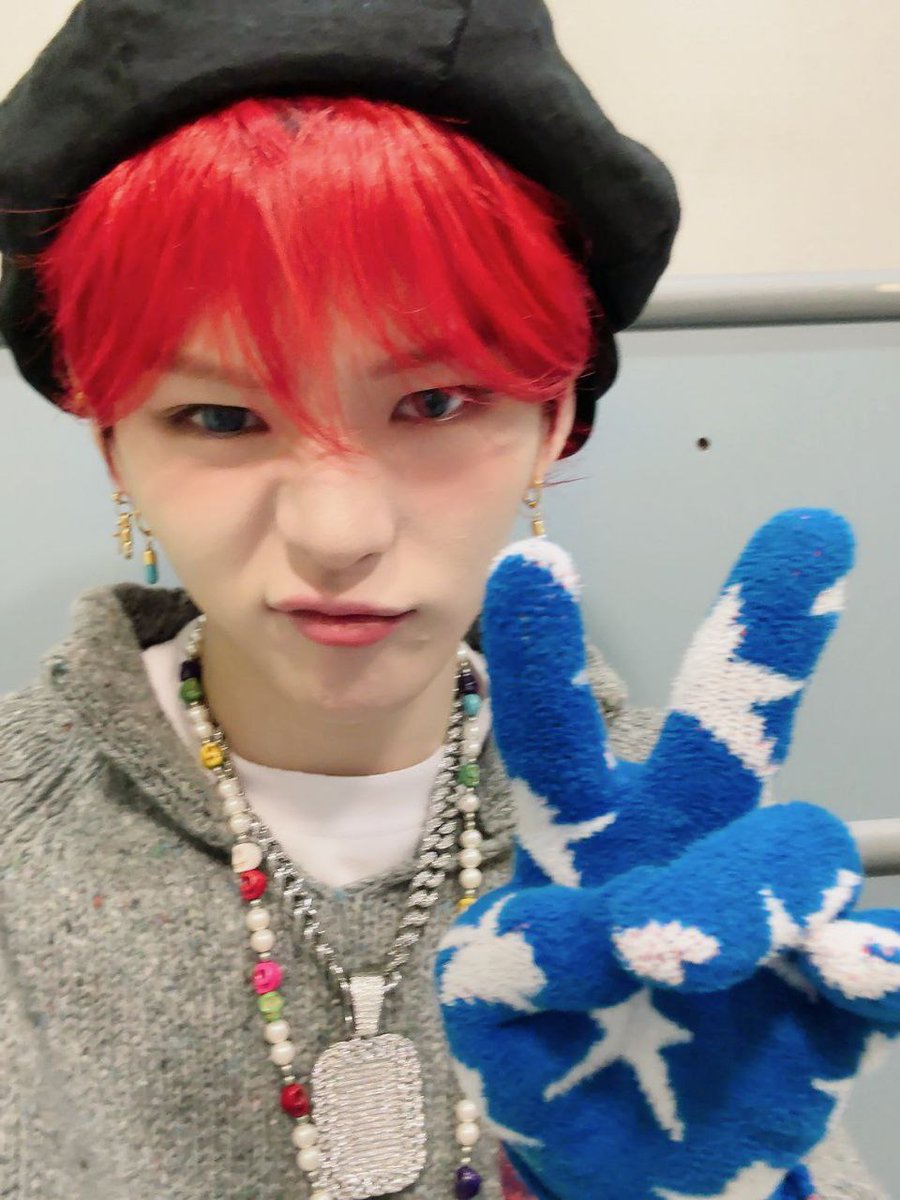 yshinouri's tweet photo. grab my chance to take some selfies with my blue gloves and beret 📸 https://t.co/qDMuHRJZMx