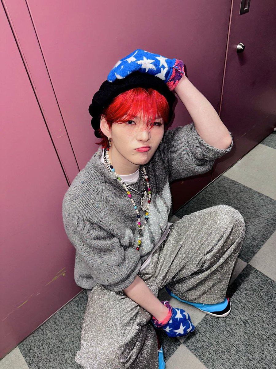 yshinouri's tweet photo. grab my chance to take some selfies with my blue gloves and beret 📸 https://t.co/qDMuHRJZMx