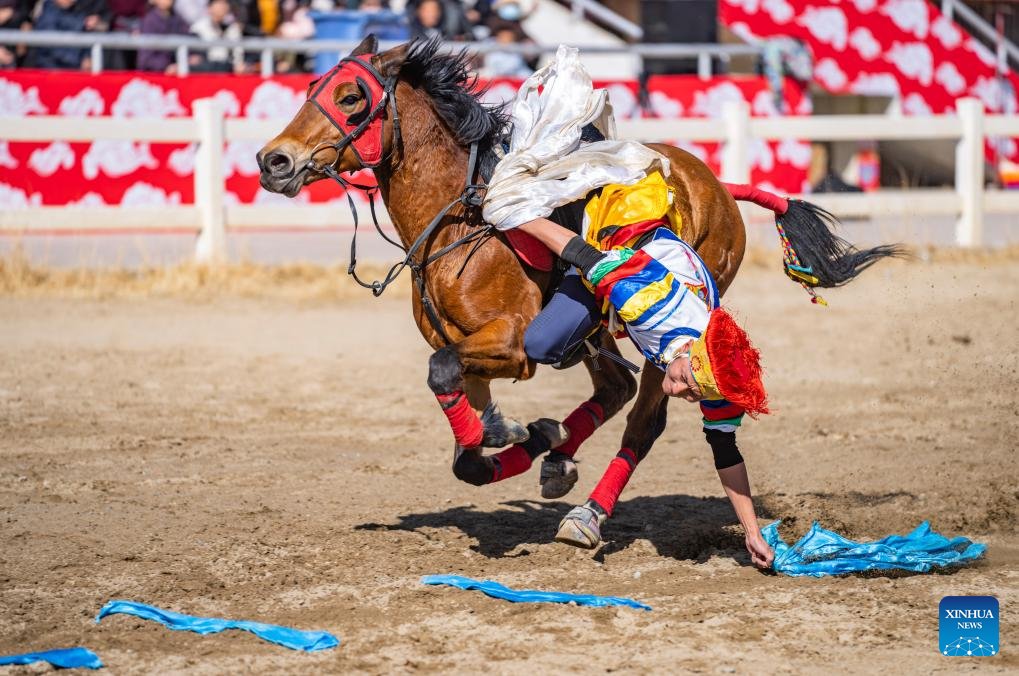 PDChina's tweet photo. Dressed in colorful Tibetan clothes, the equestrian team of southwest China's #Xizang Autonomous Region staged a thrilling display of traditional horse racing in its capital Lhasa on Monday, the third day of the Tibetan New Year. #HorseRacing https://t.co/LuAcuwseXW