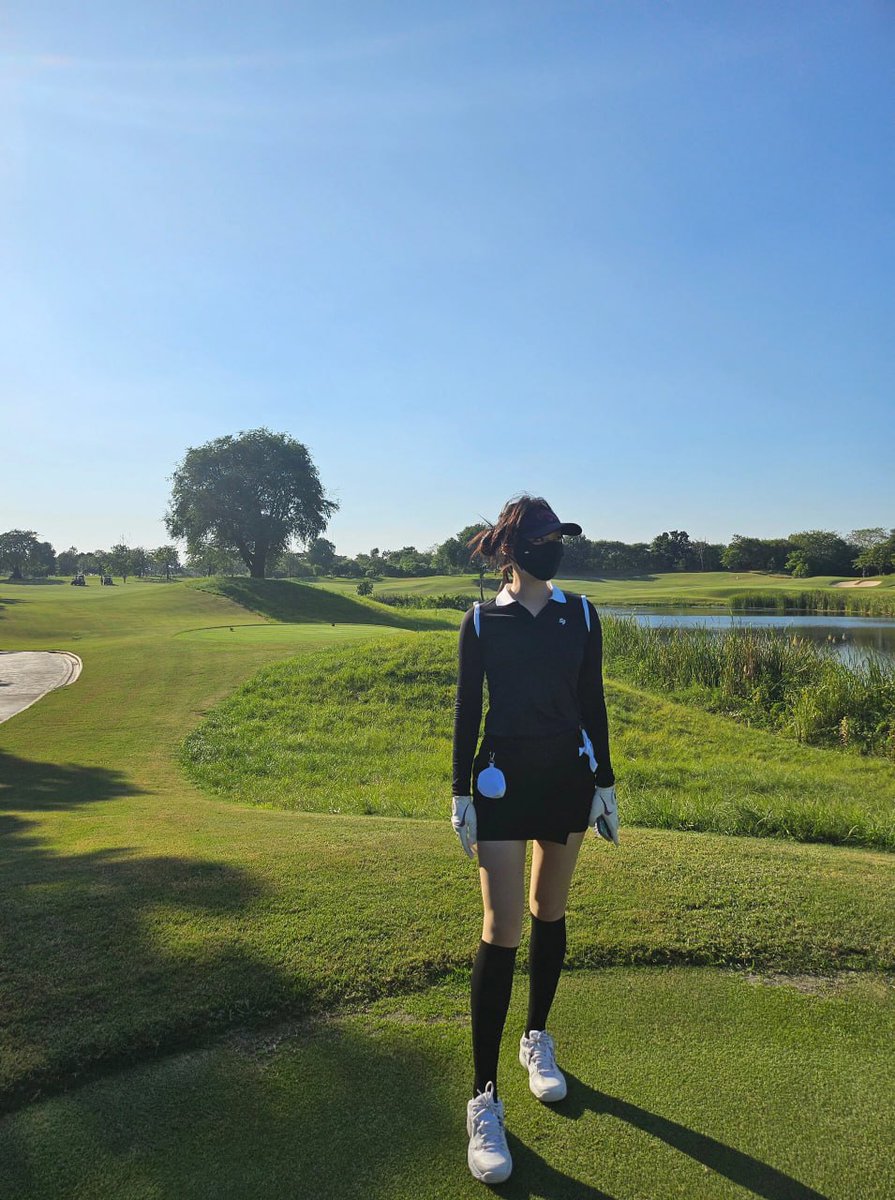 LunaLi29's tweet photo. Go play golf with a friend https://t.co/EYExEQ9Zy2