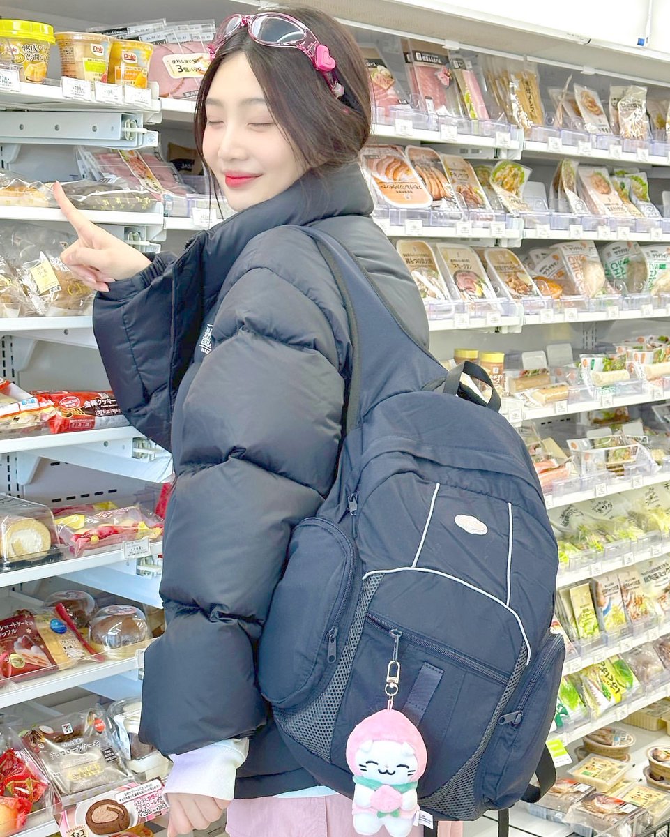 sooyouzng's tweet photo. 쇼핑타임! shopping for snacks always fills me with joy, especially when I find 𝗺𝘆 𝗳𝗮𝘃𝗼𝗿𝗶𝘁𝗲 ⸜(｡˃ ᵕ ˂ )⸝♡ https://t.co/xPJufJeyO5