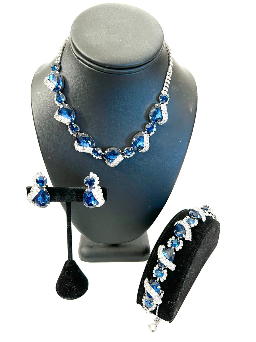 VintageImagine's tweet photo. Fabulous Deep Blue & Diamanté Rhinstone Parure Necklace, Bracelet Earring Set Deep Sapphire Stones Pave Set Clear Accents Gift for Her #BraceletEarring #EarringSet
$252.00
➤ https://t.co/Zmms5zsees https://t.co/ijKnXSVFrT