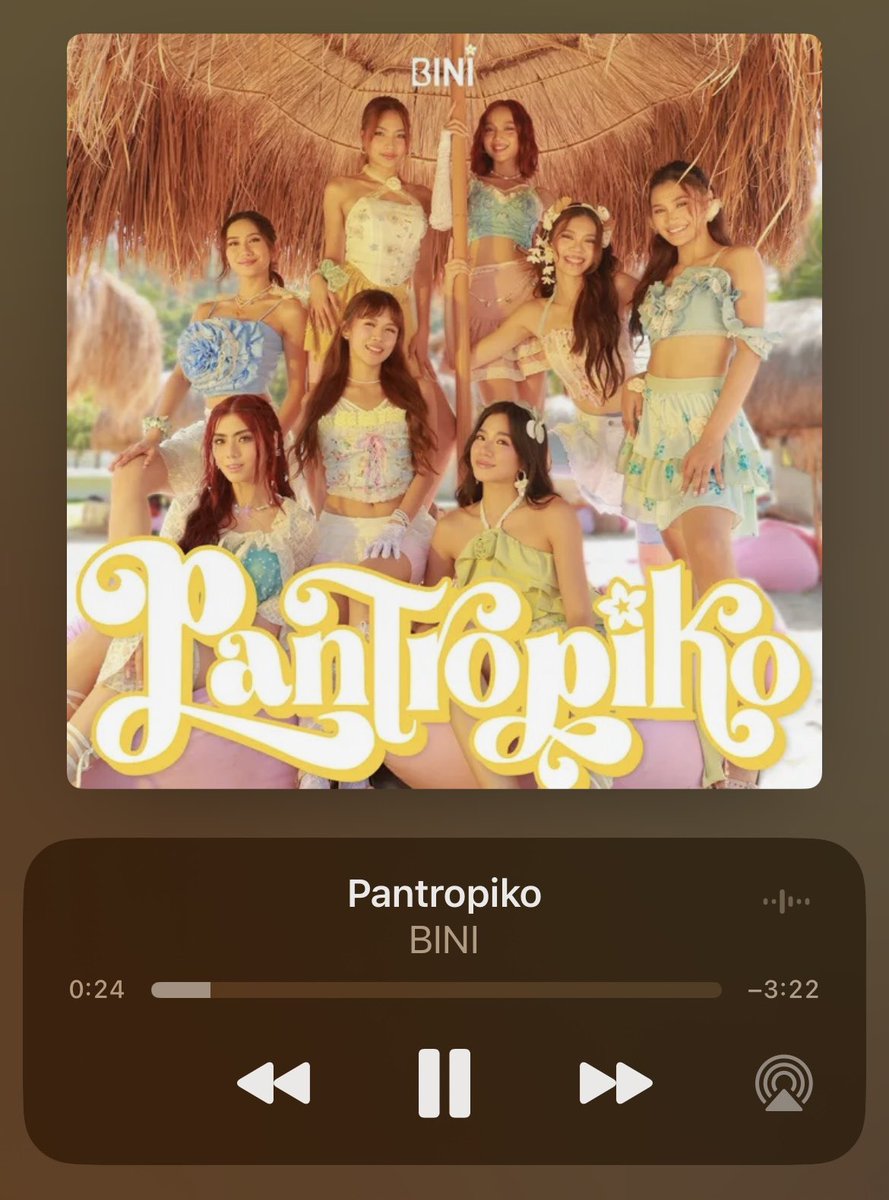 titaeny's tweet photo. Me in public:            My headphones: https://t.co/gPhYP547XF