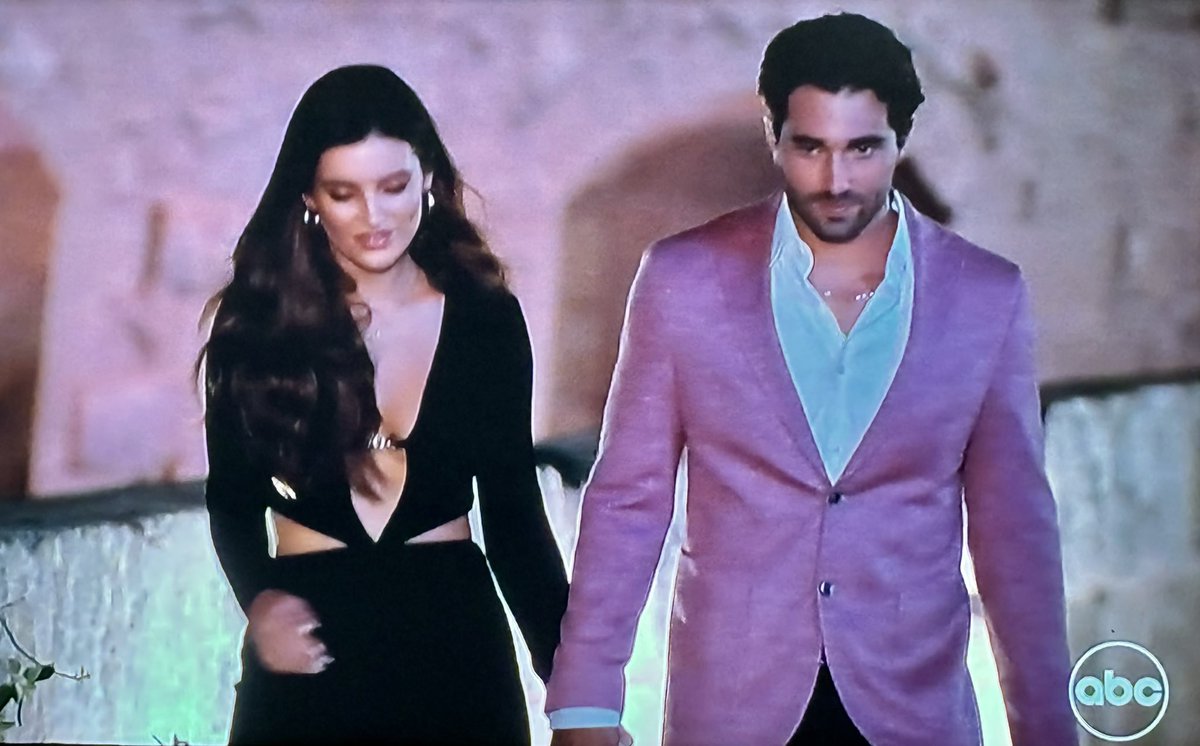 Bitchelorette_'s tweet photo. the sisterhood of the traveling salmon jacket lives on

#TheBachelor https://t.co/UECWuBUhx9
