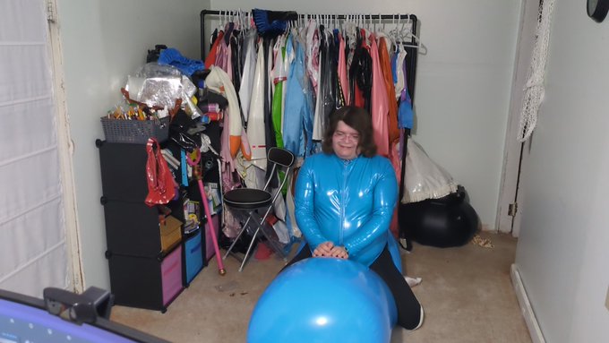 Some new metal bindings and roll riding! Blue on Blue pvc, some great inflatable fun, especially with<a href="/tag/cosplay"class="tags"><span>#cosplay</span></a><a href="/tag/pvc"class="tags"><span>#pvc</span></a><a href="/tag/miku"class="tags"><span>#miku</span></a><a href="/tag/miku16th"class="tags"><span>#miku16th</span></a><a href="/tag/mikubday"class="tags"><span>#mikubday</span></a>