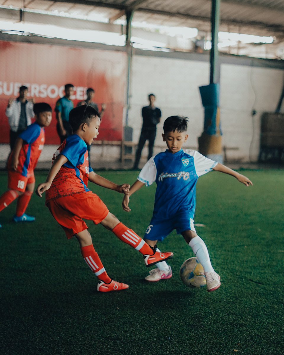 Modal lensa seadanya, berani dulu aja buat ambil kerjaan foto turnamen futsal. 😂