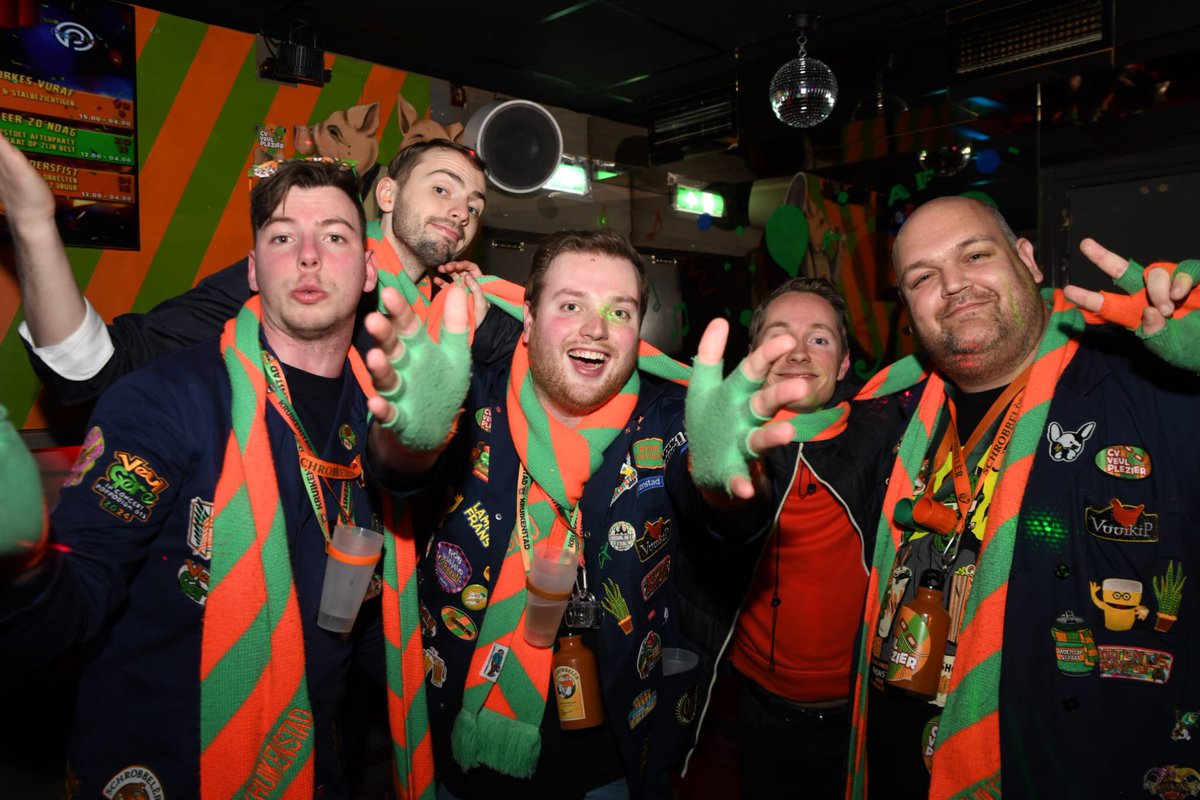 LeroyMijns's tweet photo. Carnaval is ambiaaaaance! 💚🧡 https://t.co/9eLiUfEiTu