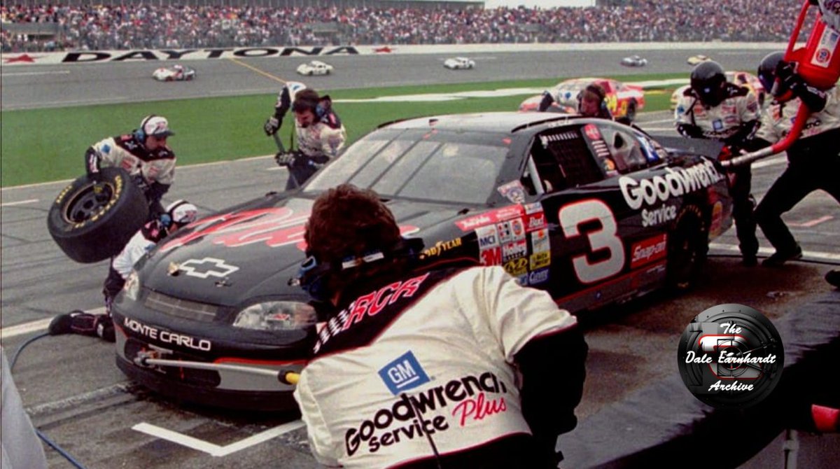 ArchivesDe's tweet photo. Dale Earnhardt's final pit stop during the 1998 #DAYTONA500 . Two Goodyears on the right side, some Unical 76 in the fuel tank and he was on his way ... to victory!

📸Unknown

#DaleEarnhardt l #DailyDale l #NASCAR l #FlyingAces l #RCR https://t.co/lWCI8PTUUR