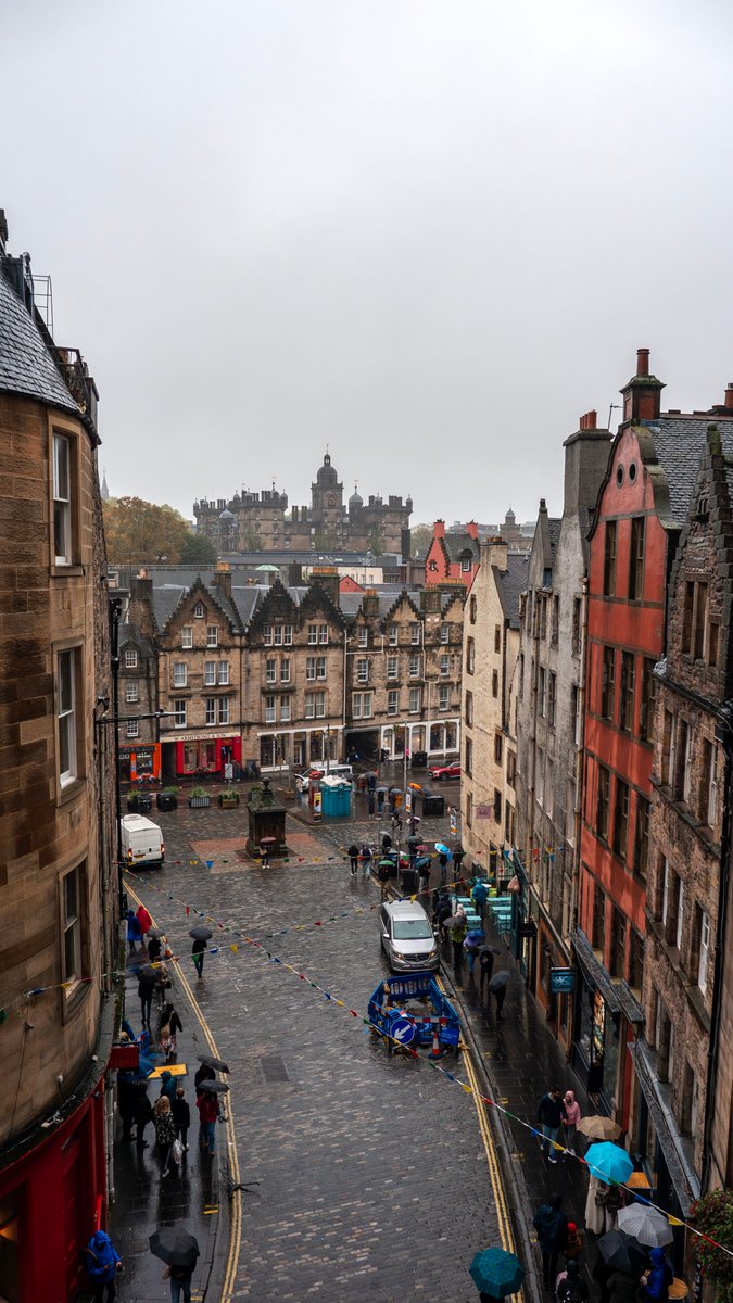 It's one of our favorite cities in the world! Here's how to plan the most epic trip to Edinburgh, Scotland: justinpluslauren.com/things-to-do-i…