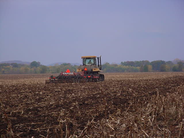 marioncofarmer's tweet image. One I'd my all time favorite tractors and tillage tools in one of my favorite places I ever farmed. New Canton Illinois in the  sny Island levee district 
That's a #65E Cat challenger pulling one of the  very first #Krause #dominators 12ft. No autostart no Bluetooth just driving.