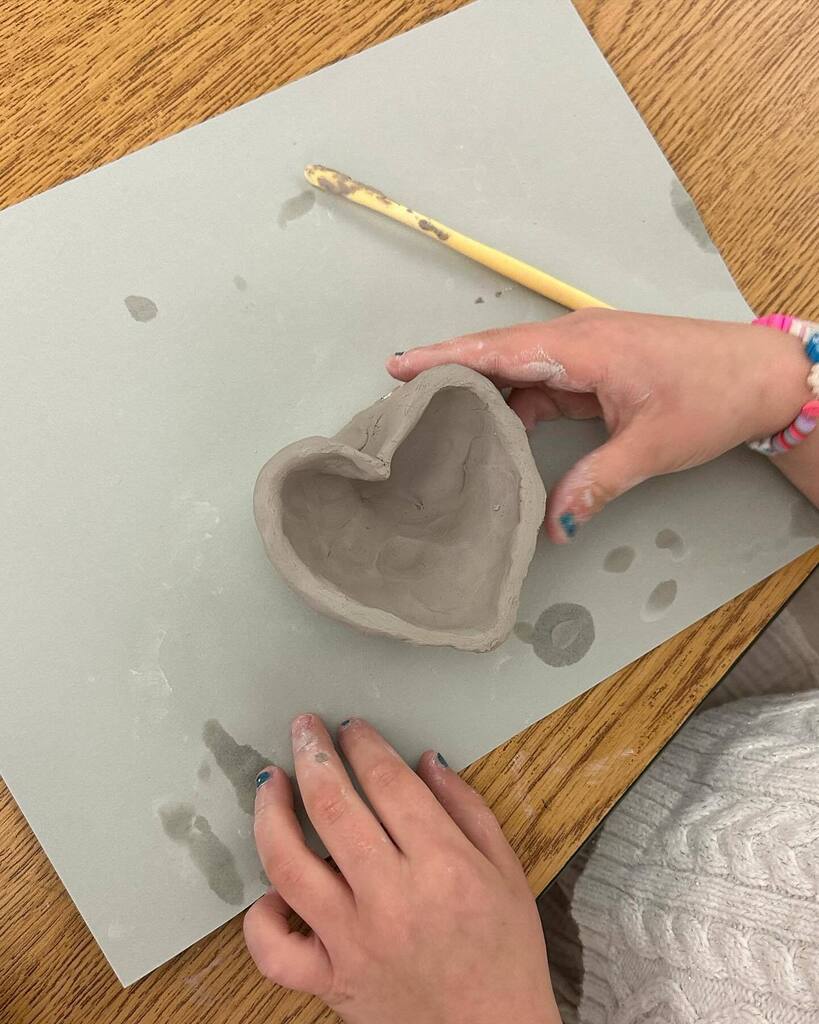 Visit ift.tt/LSD9BUC for full caption. It’s finally everyone’s favorite lesson of the year—clay! #1stgradeartists are making pinch pots inspired by Japanese tea cups. #heardsferryart