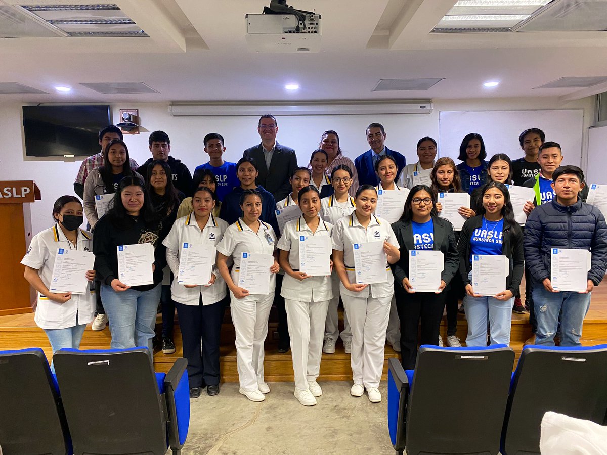 AJZGrector's tweet photo. ¡Muchas felicidades al Mtro. Oscar Fernández Pérez Tejada, director de la Coordinación Académica de la Región Huasteca Sur #CARHS así como a todo su equipo de trabajo porque gracias a su gestión, hoy se entregaron 32 becas alimenticias a estudiantes que así lo necesitan! https://t.co/RL0wV5i1EW