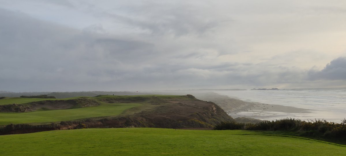 Zarathustraq's tweet image. Bandon was empty on Super Bowl Sunday! Got to play a quiet, leisurely round with some @TGCTours friends with some of the nicest February weather I ever have seen. #Golf #bandon