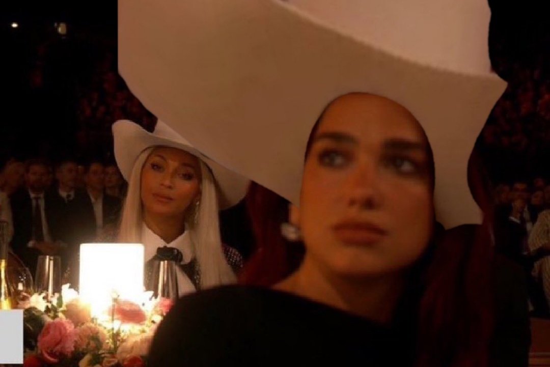 deanomula's tweet image. Never noticed Dua Lipa's hat getting larger during #GRAMMYs2024