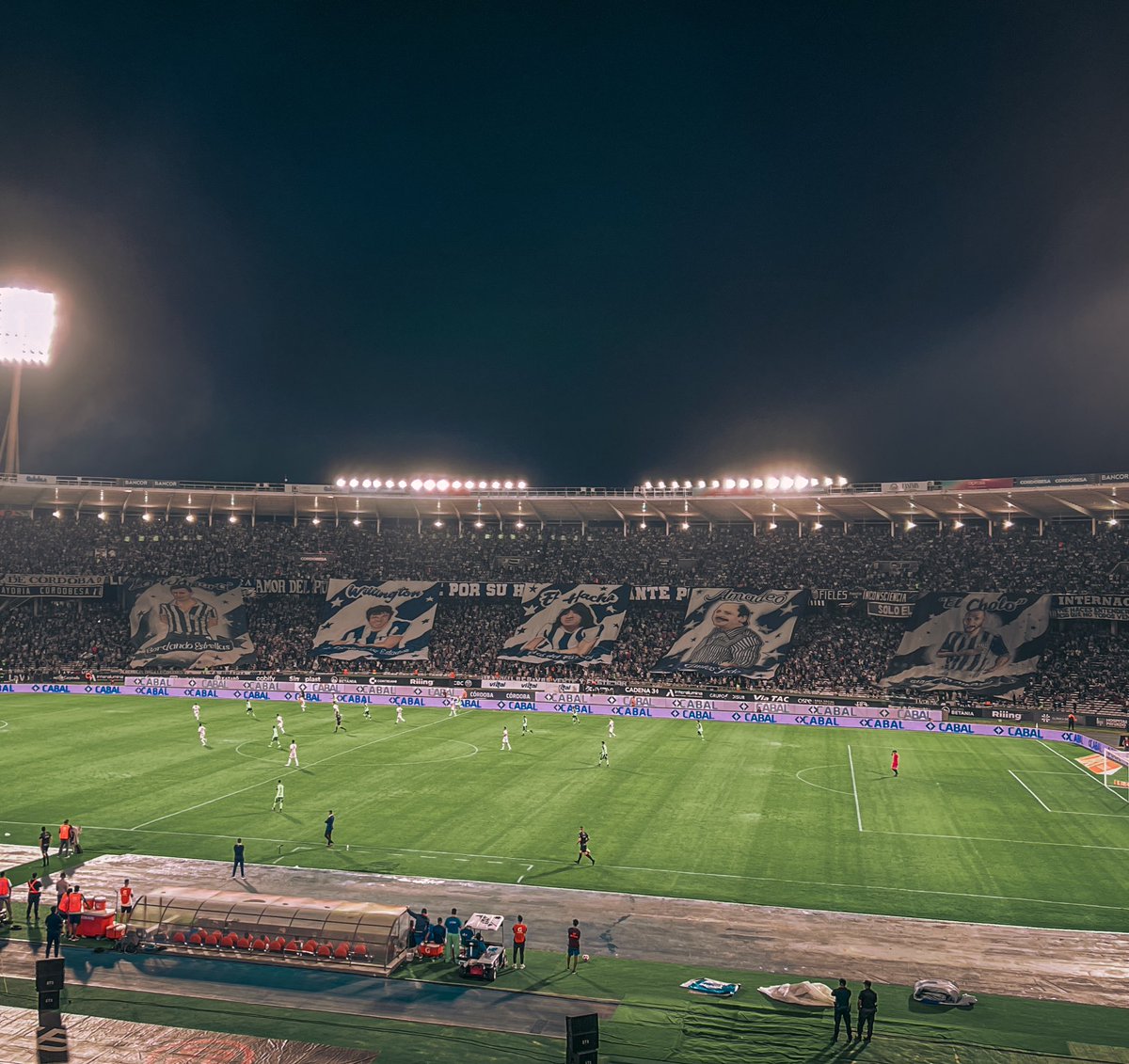 EricTalleres1's tweet photo. Belgrano se gastó no se cuanta plata en hacer una gallina y ponerle nuestros colores.
Ahora Instituto hizo una bandera y le puso nuestro escudo Azul y Blanco en medio.

Gracias a Dios nosotros estamos del lado correcTo. https://t.co/j0HCtU8qia