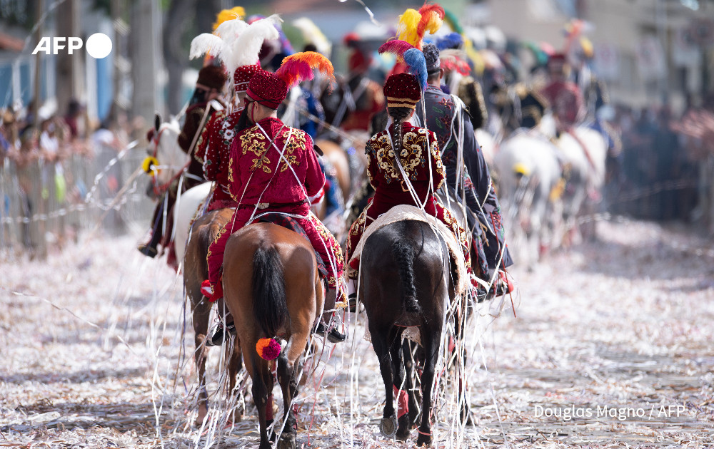 AFP's tweet photo. Carnival parade.

@AFP's Douglas Magno photographs a traditional carnival parade in Bonfim, Minas Gerais State, Brazil.

Dressed in hand-embroidered velvet costumes and mounted on horses, participants ride through Bonfim following a tradition that dates back to the 18th century, marking the war between the Moors and Christians in Spain
