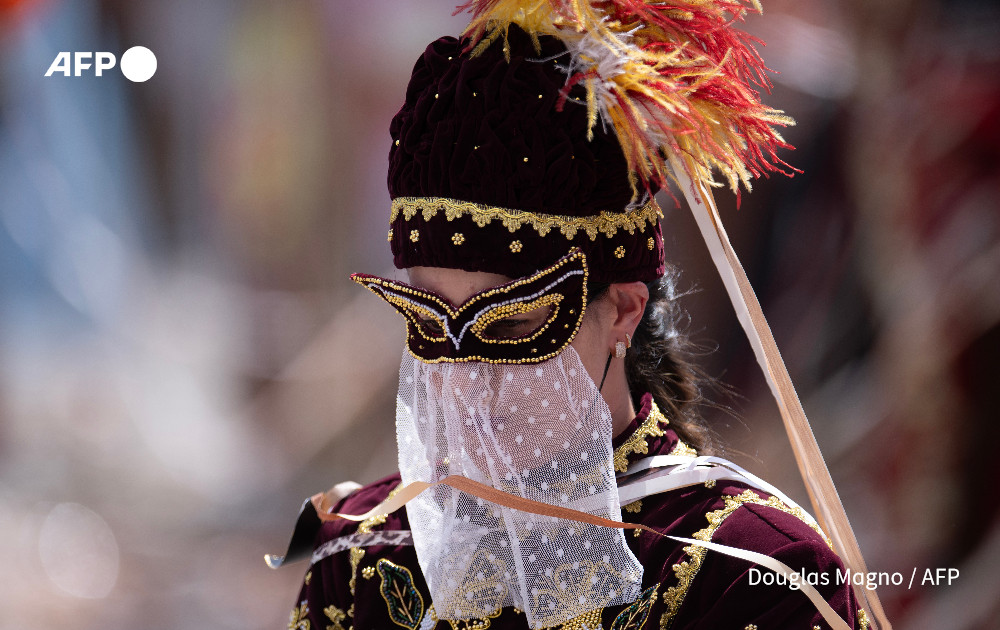 AFP's tweet photo. Carnival parade.

@AFP's Douglas Magno photographs a traditional carnival parade in Bonfim, Minas Gerais State, Brazil.

Dressed in hand-embroidered velvet costumes and mounted on horses, participants ride through Bonfim following a tradition that dates back to the 18th century, marking the war between the Moors and Christians in Spain