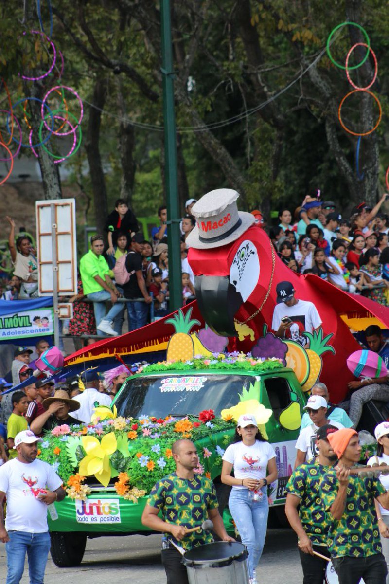 Desfile de carrozas y comparsas deleitaron al pueblo caraqueño en Los Próceres goo.su/6mvXm  

#CarnavalesFelices2024