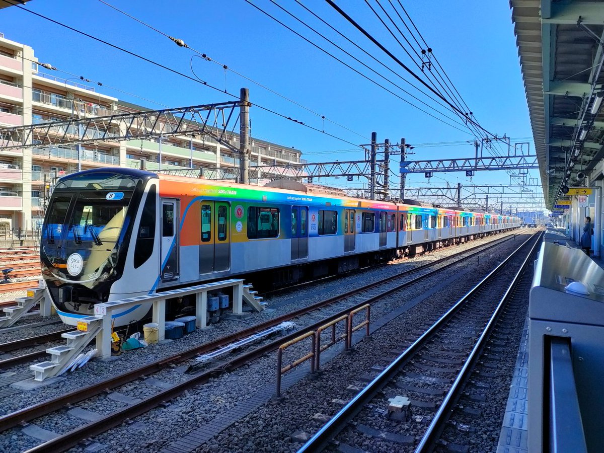 kouzakkp's tweet photo. 本日2月13日(火)は、前日月曜日が祝日だったため開館し、その翌平日のため休館日です。

昨日、相鉄線相模大塚駅にて、東急電鉄が運行している特別企画列車「ＳＤＧｓトレイン 美しい時代へ号」が停車していました😊 https://t.co/nDEiK9HPrT
