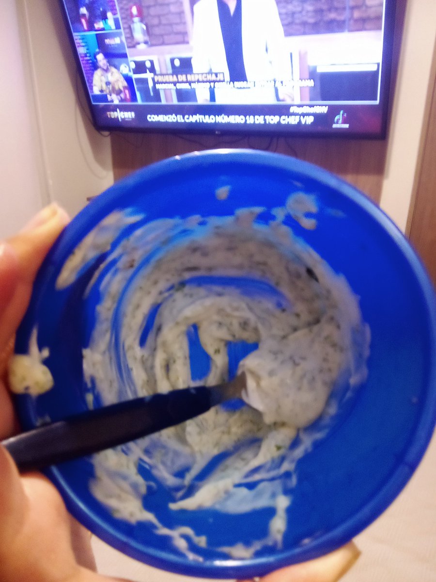 freddyteniss's tweet photo. Hice mayo cilantro que enseñaron hace como 3 react atrás. A ustedes les quedó mala. A mí me quedo bacán #TopChefCHV https://t.co/PAzPRVmB0p