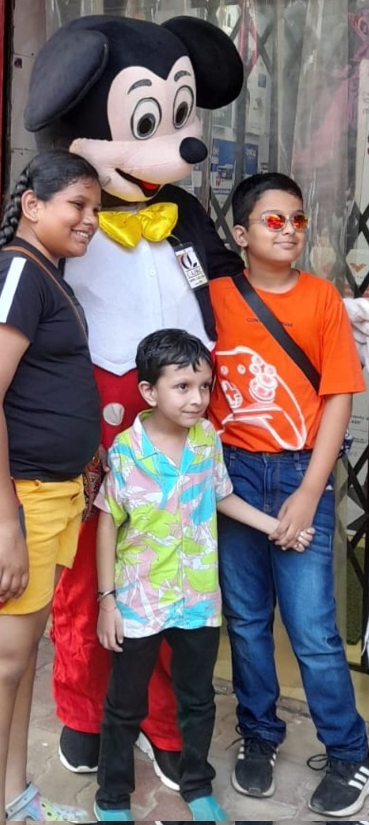 simbytz's tweet photo. Everyone loves #MickeyMouse The rich and poor too. Adults n children too. Boys n girls too. Felt happy to bring cheer to all in a Biggy outfit 😍😃😊☺️ #GoaCarnival #Carnival #Goa #CarnivalInGoa #Music #Fun #AusvsInd https://t.co/KvAQ9ncKaE
