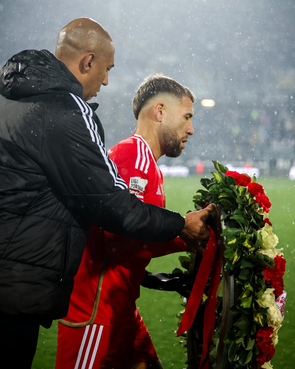 abolapt's tweet photo. A linda homenagem a Miklós Fehér antes do início da partida Vitória SC - Benfica.

No dia 25 de janeiro fez 20 anos que vimos o último sorriso do jogador, precisamente em Guimarães 🤍

📷 SL Benfica

#feher #mikifeher https://t.co/AZX4AoobHi