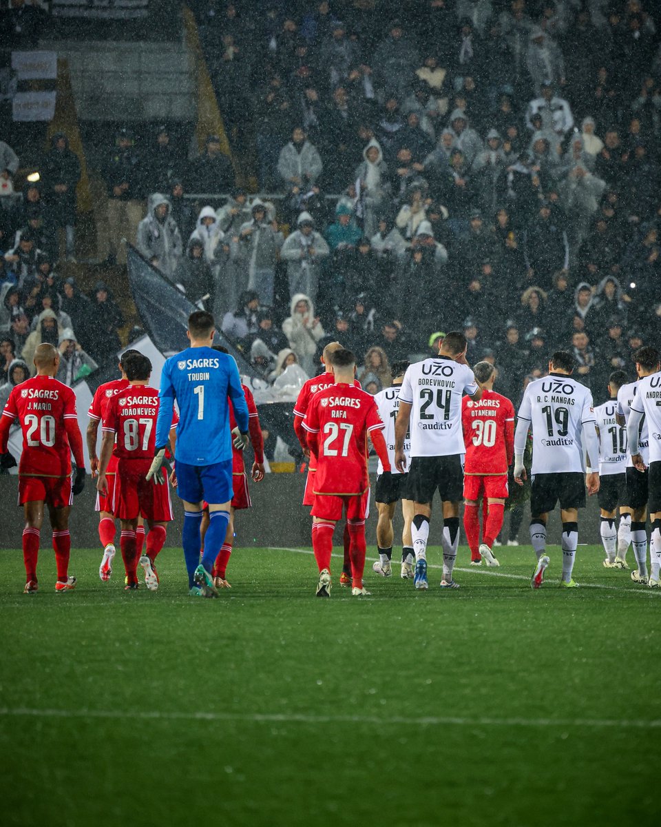 abolapt's tweet photo. A linda homenagem a Miklós Fehér antes do início da partida Vitória SC - Benfica.

No dia 25 de janeiro fez 20 anos que vimos o último sorriso do jogador, precisamente em Guimarães 🤍

📷 SL Benfica

#feher #mikifeher https://t.co/AZX4AoobHi