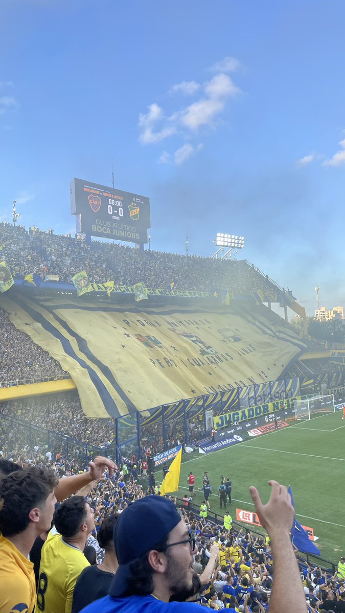 AlejoSerafino's tweet photo. Totalmente a favor de esto. Telones, bengalas, tirantes y banderas de palo por doquier.

Precioso. https://t.co/vWWW1ED2Yw