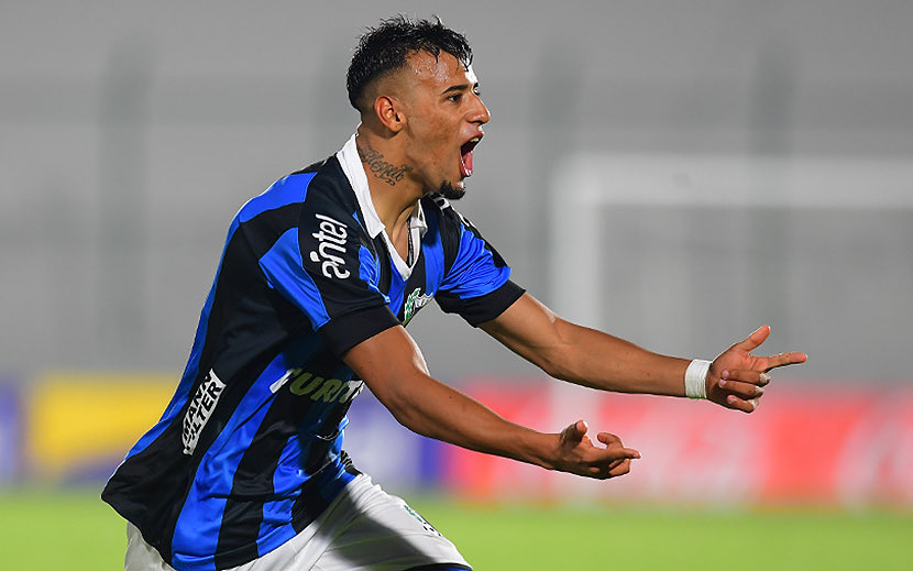 Me atrevo a decir que nunca en mi vida he visto a un futbolista que le saque tanta diferencia al resto de los jugadores.

Luciano Rodriguez es increíble.