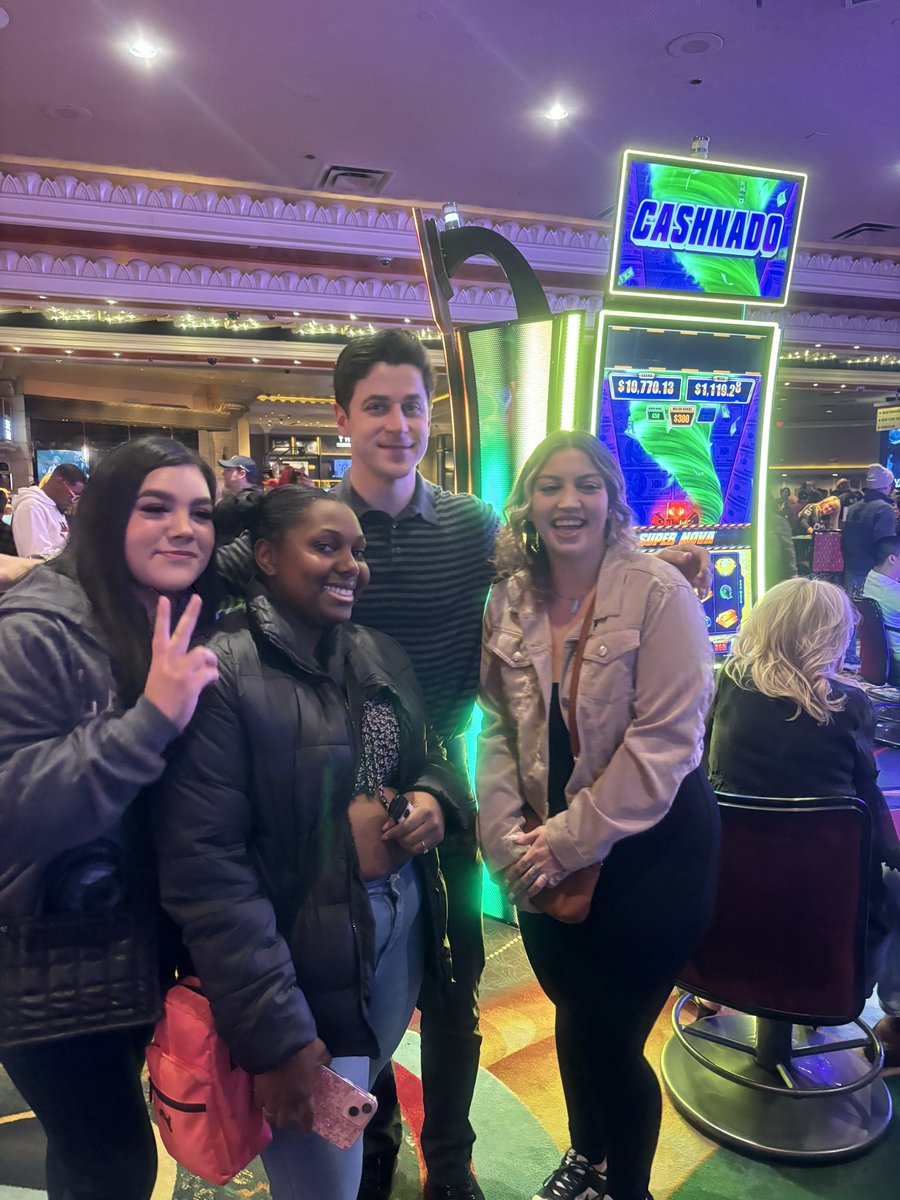 Kyliemofo's tweet photo. @DavidHenrie nicest dude ever!! I loved wizards of waverly place! Nice meeting you and thanks for being so nice! https://t.co/253Ifi0OZg