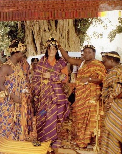 HardestFitPics's tweet photo. Michael Jackson being crowned king while in Africa  (1992) https://t.co/2tGj0emEsi